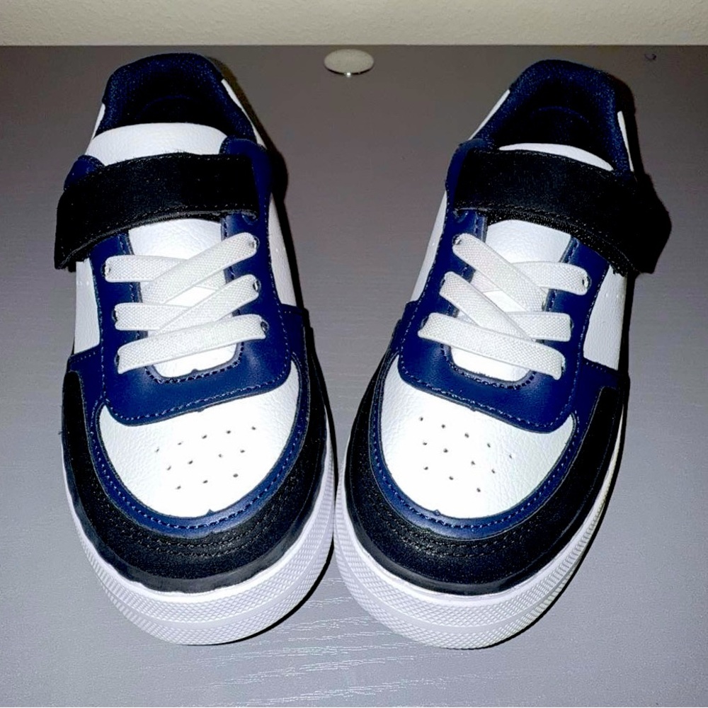 Boys Colorblock Low Top Sneakers - White/Blue/Black
Size: Youth 1